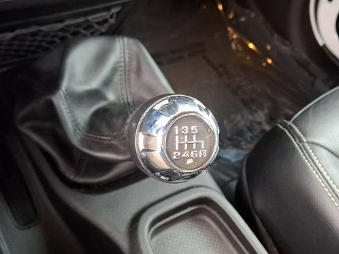 Used 2016 Jeep Wrangler Unlimited Rubicon image 14