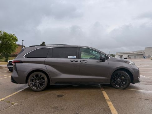 Used 2022 Toyota Sienna XSE FWD image 7