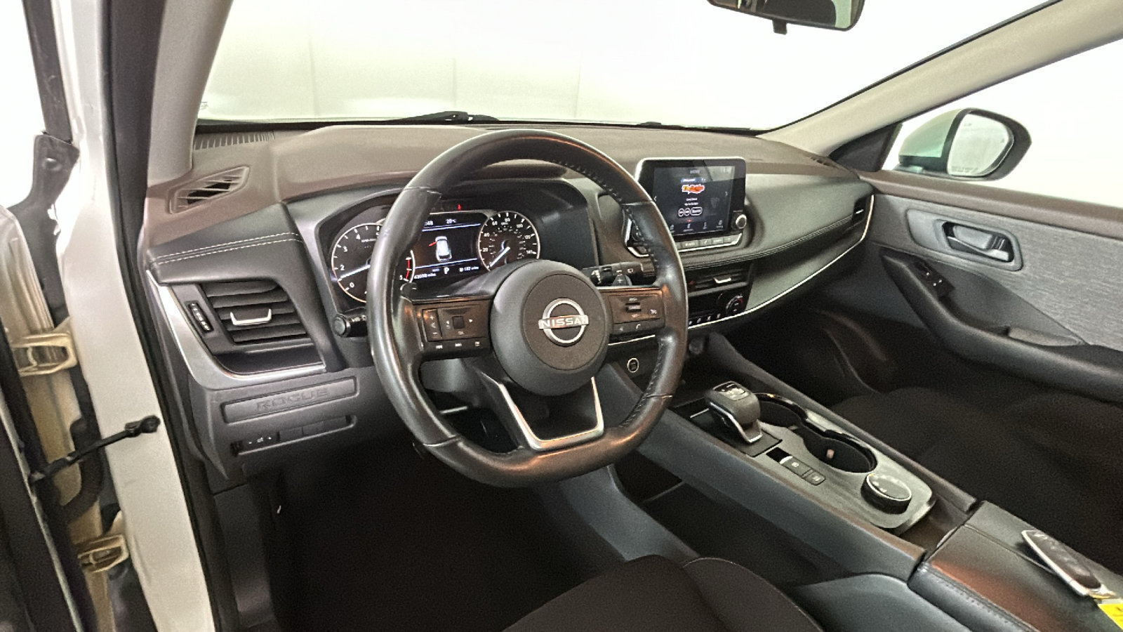 Used 2023 Nissan Rogue S AWD/4WD image 16