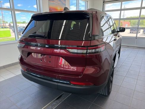 Used 2025 Jeep Grand Cherokee Altitude AWD/4WD image 4