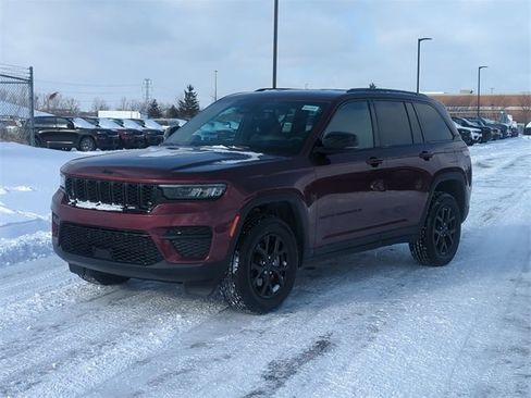 Used 2024 Jeep Grand Cherokee Altitude image 7