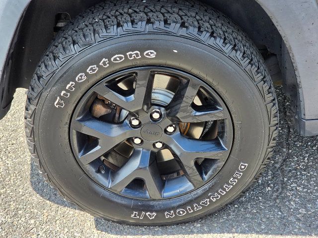 Used 2015 Jeep Cherokee Trailhawk w/ Cold Weather Group AWD/4WD image 13