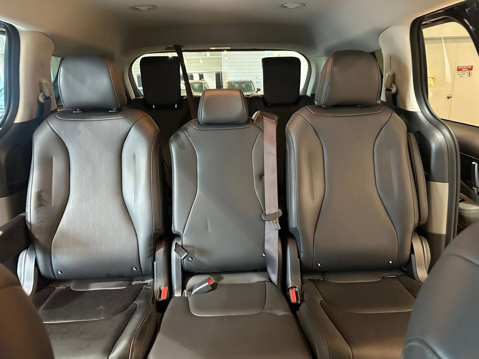 Used 2026 Kia Carnival FWD image 40