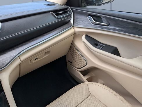 Used 2021 Jeep Grand Cherokee L Limited w/ Luxury Tech Group II image 17