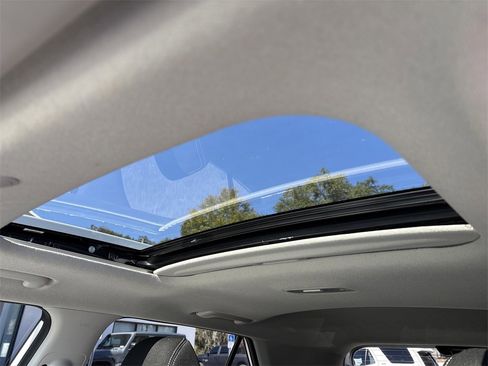 Used 2023 Hyundai Venue SEL image 24