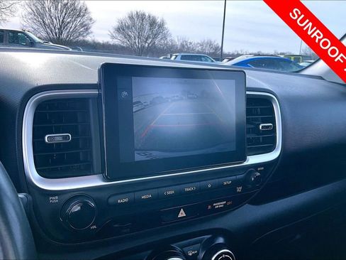 Used 2025 Hyundai Venue SEL FWD image 18