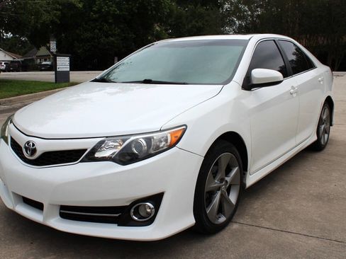 Used 2012 Toyota Camry SE FWD image 4