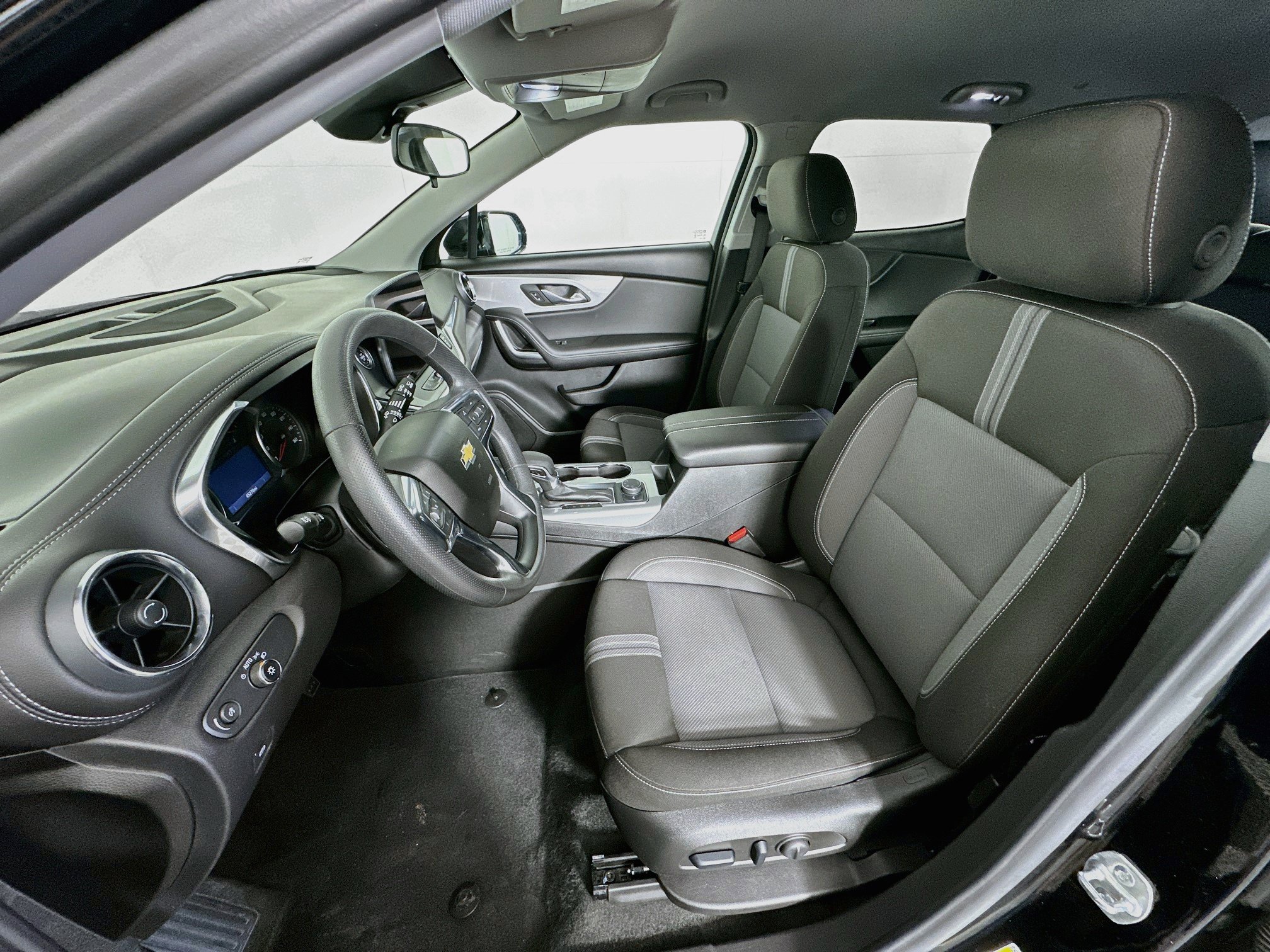 Used 2025 Chevrolet Blazer LT AWD/4WD image 13