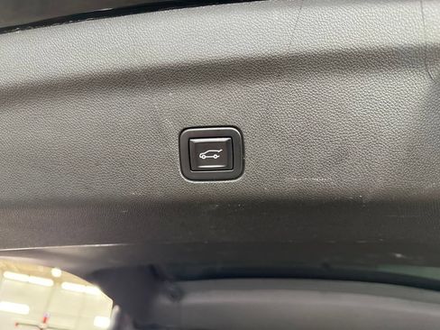Used 2022 GMC Yukon XL Denali AWD/4WD image 14