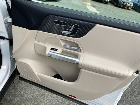 Used 2025 Mercedes-Benz GLB 250 4MATIC image 31