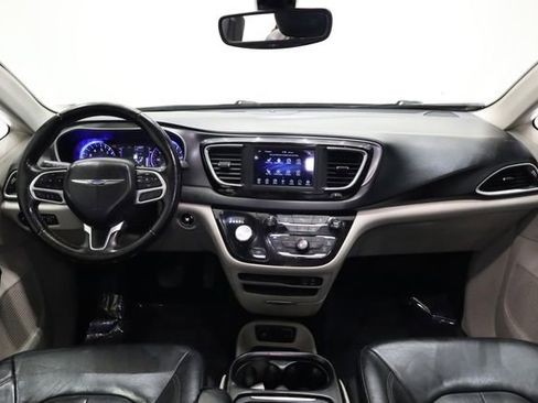 Used 2020 Chrysler Pacifica Touring-L image 16