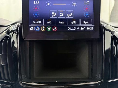 Used 2022 Chevrolet Traverse LT FWD image 31