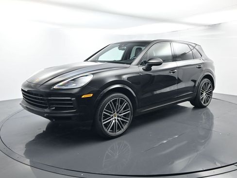 Certified 2022 Porsche Cayenne Platinum Edition image 1