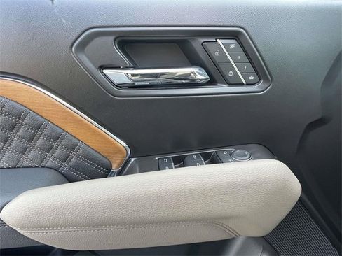 Used 2025 GMC Canyon Denali image 16