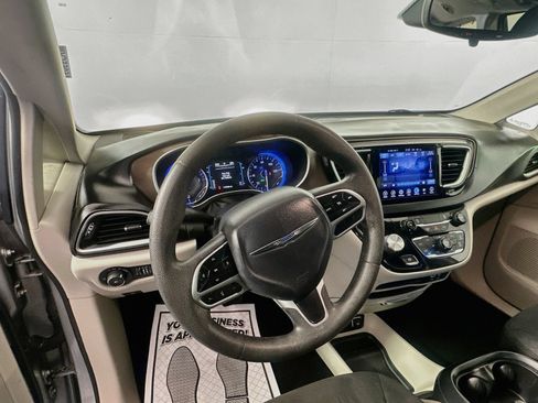 Used 2017 Chrysler Pacifica Touring Plus w/ Tire & Wheel Group FWD image 11