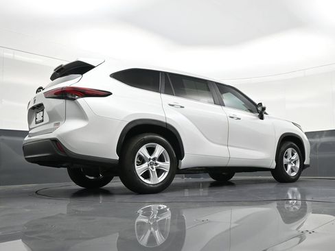 Used 2024 Toyota Highlander LE image 28