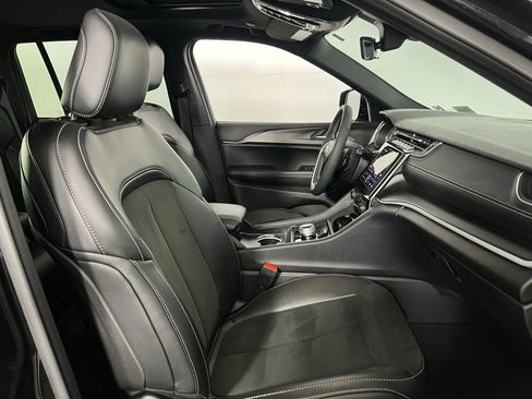 Used 2025 Jeep Grand Cherokee Altitude image 33