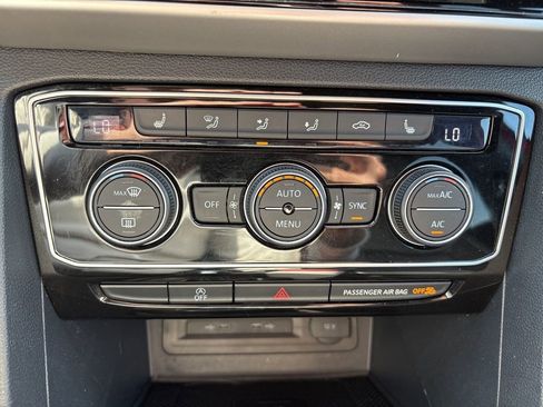 Used 2022 Volkswagen Atlas Cross Sport SE FWD image 4