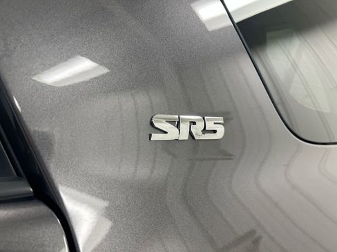 Used 2018 Toyota 4Runner SR5 AWD/4WD image 27
