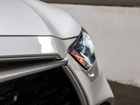 Certified 2024 Toyota Highlander XLE FWD image 7