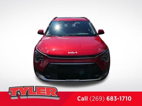 Used 2025 Kia Niro SX image 2