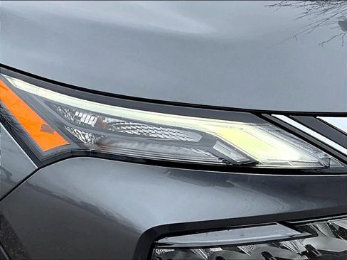 Used 2023 Nissan Rogue S image 31