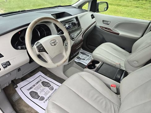 Used 2012 Toyota Sienna XLE w/ Entertainment Pkg FWD image 12