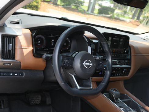 Used 2025 Nissan Pathfinder Platinum AWD/4WD image 9