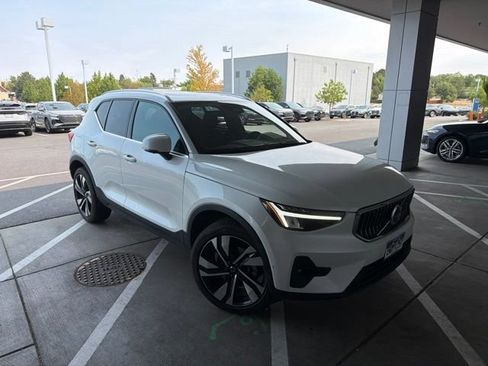 Used 2023 Volvo XC40 B5 Plus AWD/4WD image 2