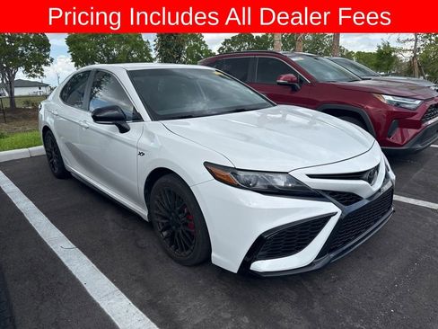 Used 2023 Toyota Camry SE FWD image 3
