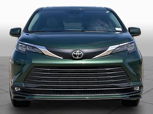 New 2026 Toyota Sienna XLE FWD image 3