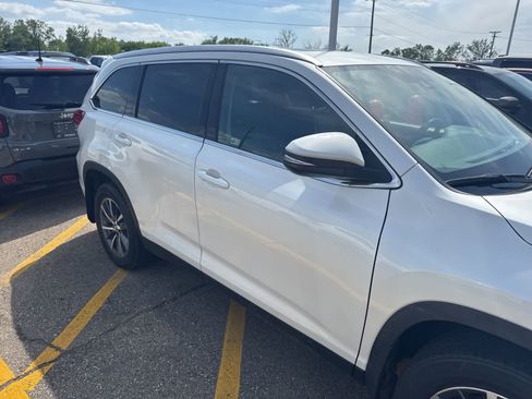 Used 2019 Toyota Highlander AWD V6 image 8