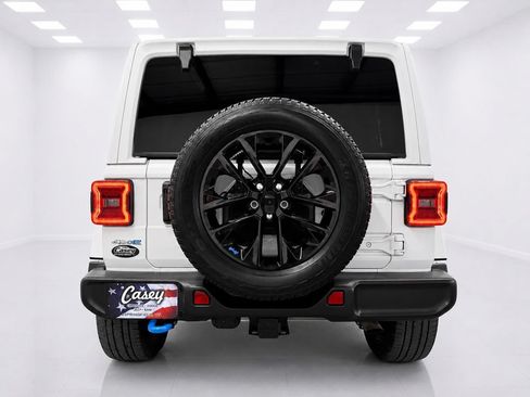 Used 2022 Jeep Wrangler Unlimited Sahara w/ Cold Weather Group AWD/4WD image 12