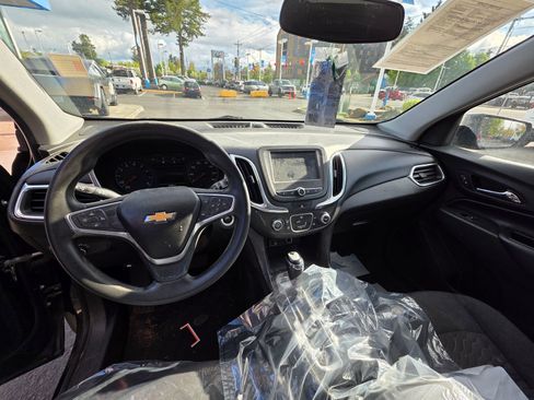 Used 2018 Chevrolet Equinox LT FWD image 12