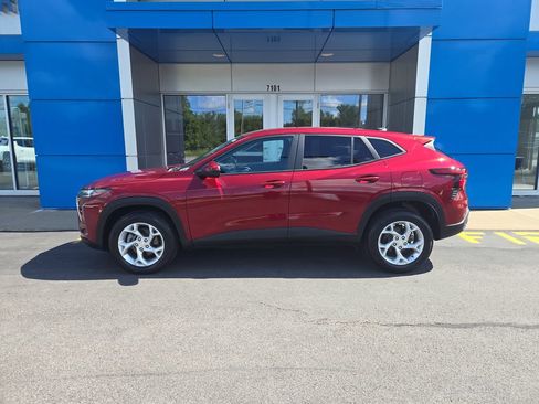 Certified 2024 Chevrolet Trax LS w/ LS Convenience Package FWD image 2