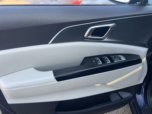 Certified 2024 Kia Carnival LX image 7