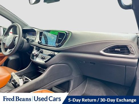 Used 2024 Chrysler Pacifica Pinnacle FWD image 38