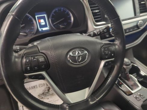 Used 2019 Toyota Highlander AWD V6 image 14