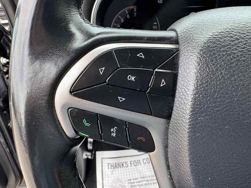 Used 2019 Jeep Grand Cherokee Laredo AWD/4WD image 14