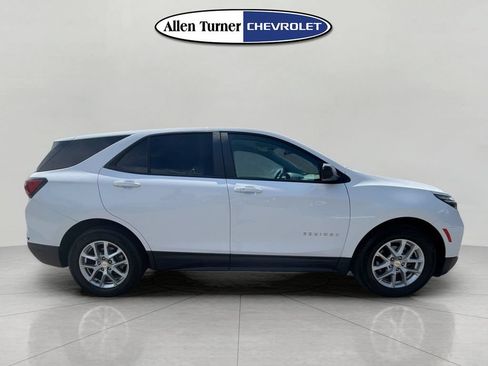 Used 2024 Chevrolet Equinox LS w/ LS Convenience Package FWD image 3
