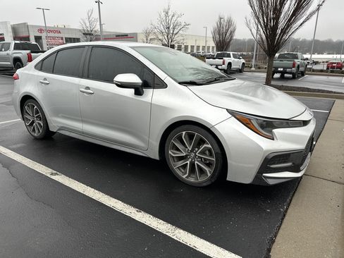 Used 2021 Toyota Corolla SE w/ SE Premium Package image 2