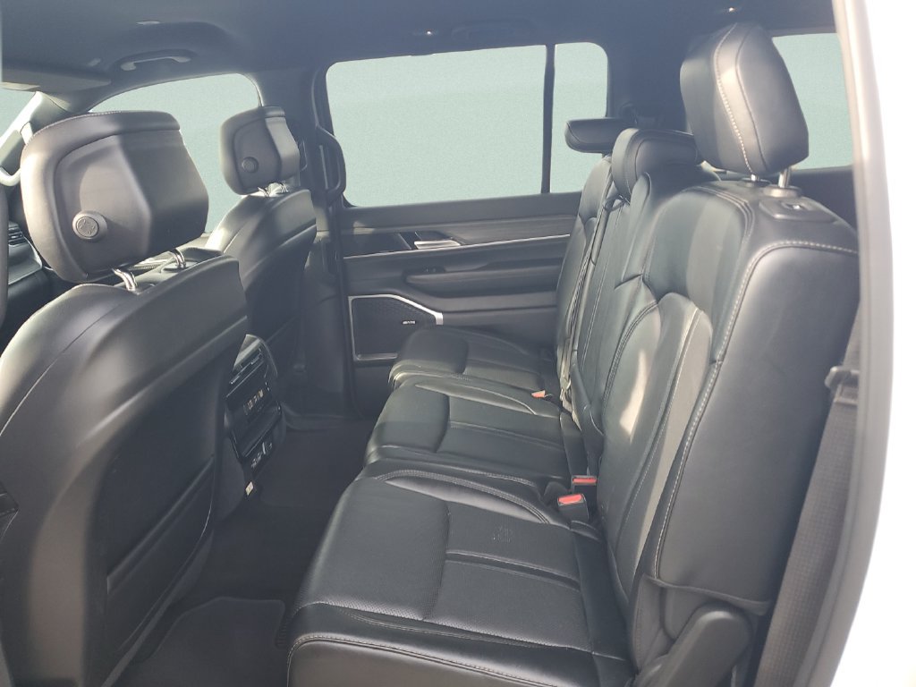 Used 2024 Jeep Wagoneer L Series II w/ Flexible Seating Group AWD/4WD image 10