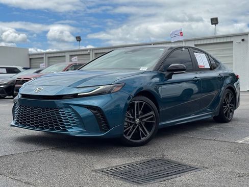Used 2025 Toyota Camry XSE FWD image 6