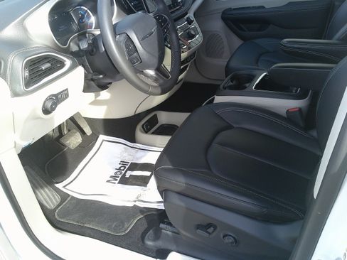 Used 2024 Chrysler Pacifica Select image 15