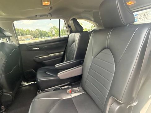 Used 2023 Toyota Highlander XLE AWD/4WD image 27