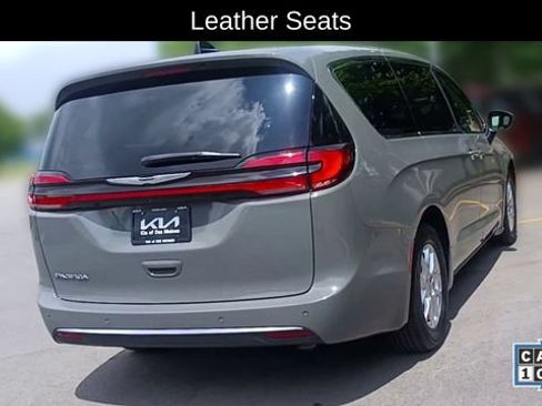 Used 2023 Chrysler Pacifica Touring-L FWD image 2