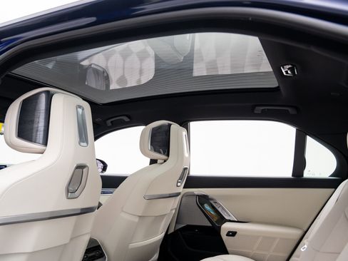 Used 2025 BMW 760i xDrive 760i xDrive w/ Executive Package image 18