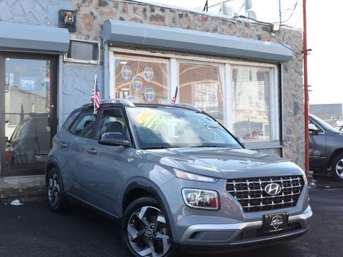 Used 2023 Hyundai Venue Limited image 2