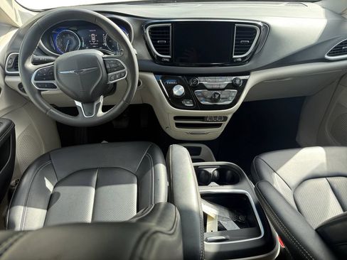 Used 2024 Chrysler Pacifica Touring-L FWD image 10
