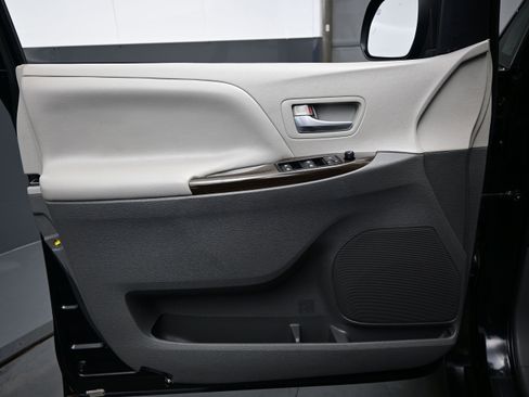 Used 2020 Toyota Sienna XLE FWD image 9